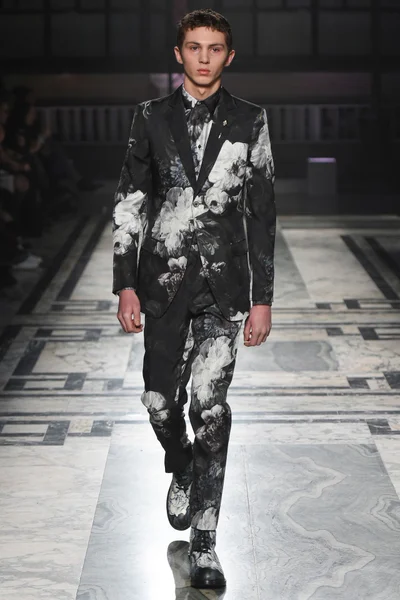 Look 17